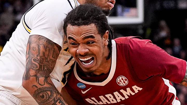 Michigan guard Roddy Gayle Jr. (11) defends Alabama guard Labaron Philon (0) during the first half of NCAA Tournament Sweet 16 round at United Center in Chicago on Friday, March 27, 2026.