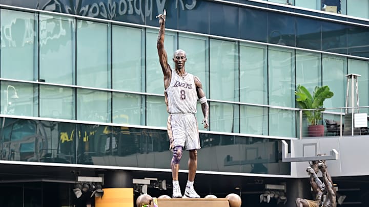 Kobe Bryant ya tiene dos estatuas a las afueras del estadio de los Lakers