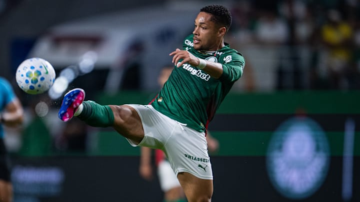 Vitor Roque marcou seis gols em 18 jogos que fez em 2026