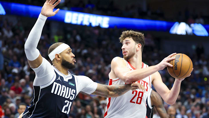 Oct 31, 2024; Dallas, Texas, USA; Houston Rockets center Alperen Sengun (28) controls the ball as Dallas Mavericks center Daniel Gafford (21) defends during the first half at American Airlines Center. Mandatory Credit: Kevin Jairaj-Imagn Images Oct 31, 2024; Dallas, Texas, USA; Houston Rockets center Alperen Sengun (28) controls the ball as Dallas Mavericks center Daniel Gafford (21) defends during the first half at American Airlines Center. Mandatory Credit: Kevin Jairaj-Imagn Images