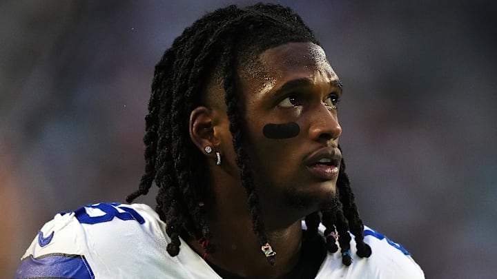 Dec 24, 2023; Miami Gardens, Florida, USA; Dallas Cowboys wide receiver CeeDee Lamb (88) looks up at the scoreboard during the first half against the Miami Dolphins at Hard Rock Stadium. Mandatory Credit: Jasen Vinlove-Imagn Images Dec 24, 2023; Miami Gardens, Florida, USA; Dallas Cowboys wide receiver CeeDee Lamb (88) looks up at the scoreboard during the first half against the Miami Dolphins at Hard Rock Stadium. Mandatory Credit: Jasen Vinlove-Imagn Images
