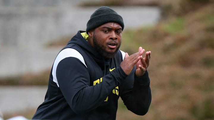 Oregon offensive line coach A'lique Terry leads a workout during spring practice with the Ducks in Eugene, Ore. Thursday, April, 13, 2023.

Sports Oregon Spring Practice