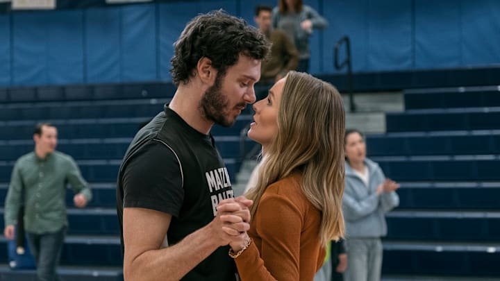 Nobody Wants This. (L to R) Adam Brody as Noah, Kristen Bell as Joanne in episode 107 of Nobody Wants This. Cr. Adam Rose/Netflix © 2024