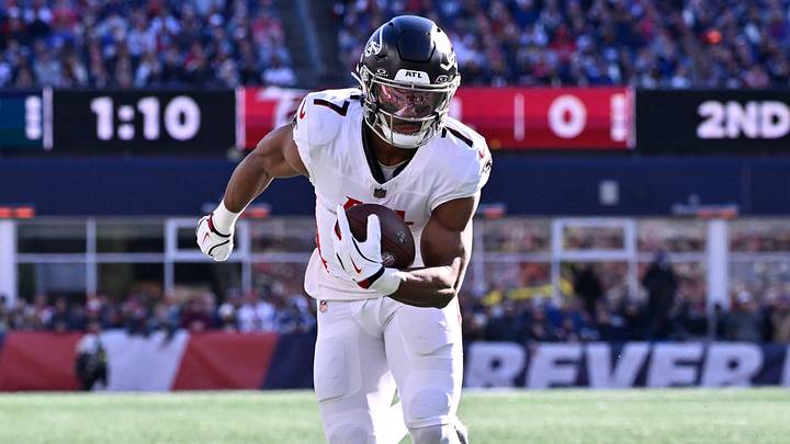 Atlanta Falcons running back Bijan Robinson (7) runs the ball during the first half against the New England Patriots at Gillette Stadium. Atlanta Falcons running back Bijan Robinson (7) runs the ball during the first half against the New England Patriots at Gillette Stadium.