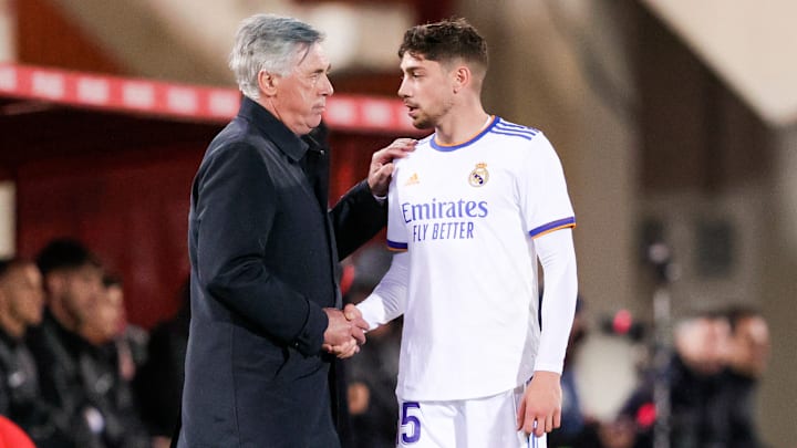 Carlo Ancelotti y Fede Valverde, en un juego del Real Madrid de LaLiga