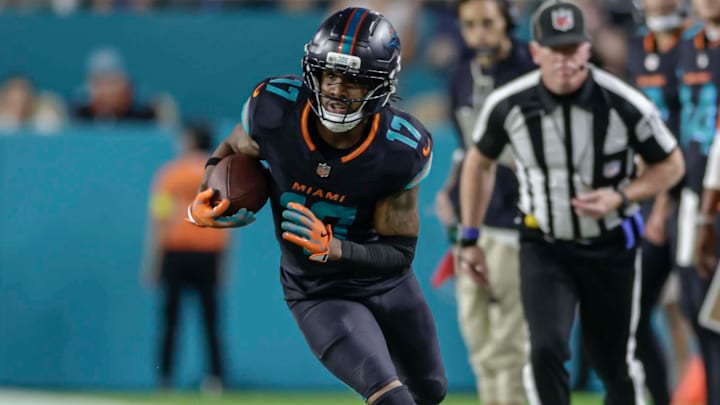 September 29, 2025, Miami Gardens, Florida, United States: Miami Dolphins wide receiver Jaylen Waddle (17) runs with the ball in the third quarter during a Monday Night NFL, American Football Herren, USA game against the New York Jets on September 29, 2025 at the Hard Rock Stadium. The Dolphins beat the Jets 27-21. Miami Gardens United States - ZUMAh180 20250929_zsp_h180_018 Copyright: xKimxHukarix
