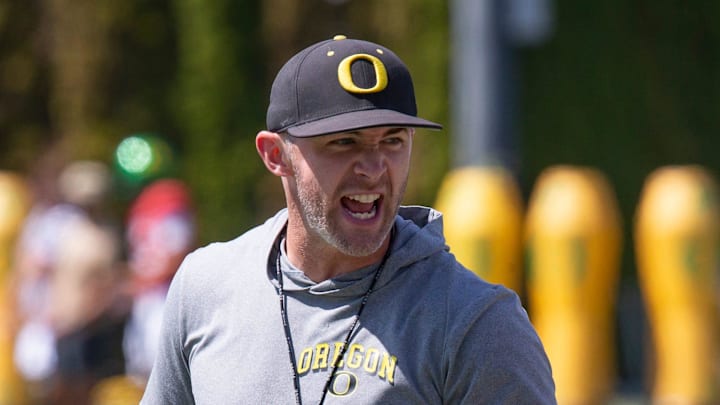 Oregon tight ends coach Drew Mehringer works with players during practice with the Ducks Wednesday, Aug. 14 2024 at the Hatfield-Dowlin Complex in Eugene, Ore.