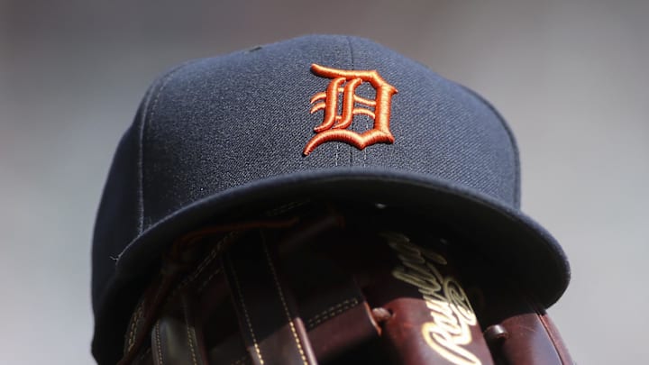 Detroit Tigers hat and glove