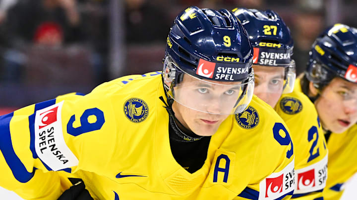 Theo Lindstein (left) at the 2025 IIHF World Junior Championship bronze medal game
