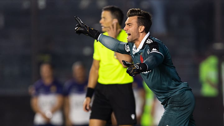 Léo Jardim brilhou na classificação do Vasco