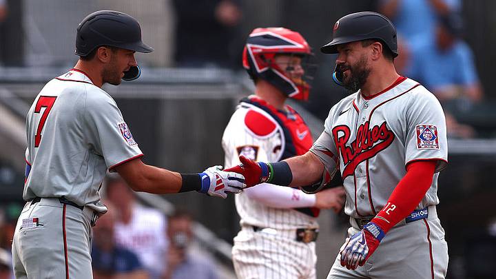 Kyle Schwarber (right) hit a home run to lead off Thursday’s Field of Dreams game.