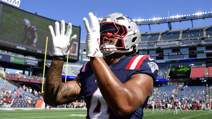 Sep 28, 2025; Foxborough, Massachusetts, USA; New England Patriots running back Antonio Gibson (4) plays catch with fans prior to a game against the Carolina Panthers at Gillette Stadium. Mandatory Credit: Bob DeChiara-Imagn Images Sep 28, 2025; Foxborough, Massachusetts, USA; New England Patriots running back Antonio Gibson (4) plays catch with fans prior to a game against the Carolina Panthers at Gillette Stadium. Mandatory Credit: Bob DeChiara-Imagn Images
