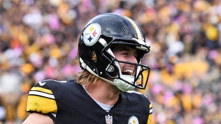 Kenny Pickett QB Pittsburgh Steelers Kenny Pickett QB Pittsburgh Steelers