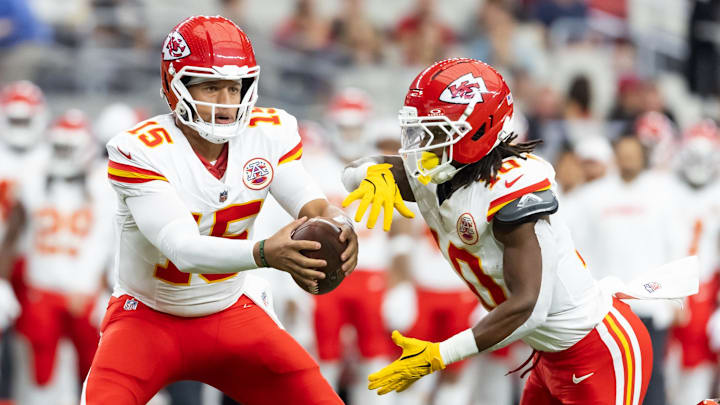 Aug 9, 2025; Glendale, Arizona, USA; Kansas City Chiefs quarterback Patrick Mahomes (15) fakes a handoff to running back Isiah Pacheco (10) against the Arizona Cardinals during a preseason NFL game at State Farm Stadium. Mandatory Credit: Mark J. Rebilas-Imagn Images