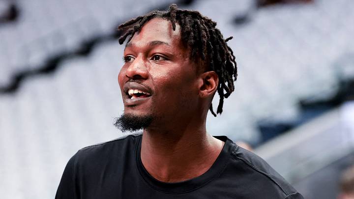 Los Angeles Lakers forward Dorian Finney-Smith (17) against the Dallas Mavericks at American Airlines Center on April 9, 2025.