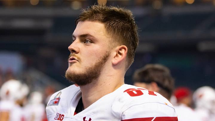 Dec 27, 2022; Phoenix, Arizona, USA; Wisconsin Badgers tight end Hayden Rucci (87) against the Oklahoma State Cowboys during the 2022 Guaranteed Rate Bowl at Chase Field. Mandatory Credit: Mark J. Rebilas-USA TODAY Sports