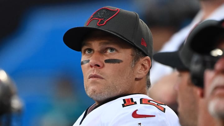 Dec 26, 2021; Charlotte, North Carolina, USA; Tampa Bay Buccaneers quarterback Tom Brady (12) and head coach Bruce Arians on the bench in the fourth quarter at Bank of America Stadium. Mandatory Credit: Bob Donnan-Imagn Images Dec 26, 2021; Charlotte, North Carolina, USA; Tampa Bay Buccaneers quarterback Tom Brady (12) and head coach Bruce Arians on the bench in the fourth quarter at Bank of America Stadium. Mandatory Credit: Bob Donnan-Imagn Images