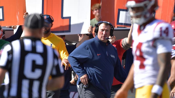 Sep 27, 2025; Champaign, Illinois, USA; Illinois Fighting Illini head coach Bret Bielema looks on as Southern California Trojans quarterback Jayden Maiava (14) talks with an official during the first half at Memorial Stadium. Mandatory Credit: Ron Johnson-Imagn Images Sep 27, 2025; Champaign, Illinois, USA; Illinois Fighting Illini head coach Bret Bielema looks on as Southern California Trojans quarterback Jayden Maiava (14) talks with an official during the first half at Memorial Stadium. Mandatory Credit: Ron Johnson-Imagn Images