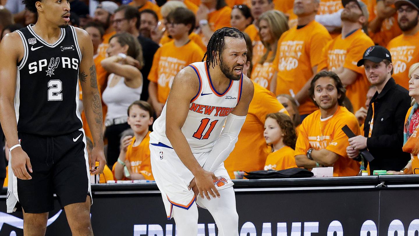 Jalen Brunson Returns After Leaving Game 1 of NBA Finals With Apparent Knee Injury