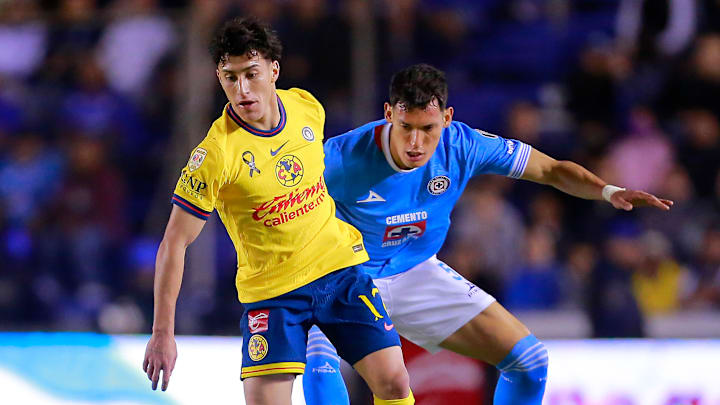 El mexicoamericano Alejandro Zendeas y Chiquete Orozco durante el duelo de la Jornada 15