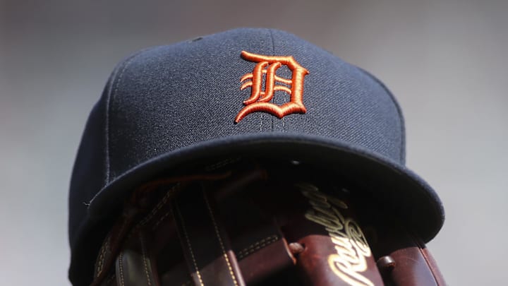 Detroit Tigers hat and glove