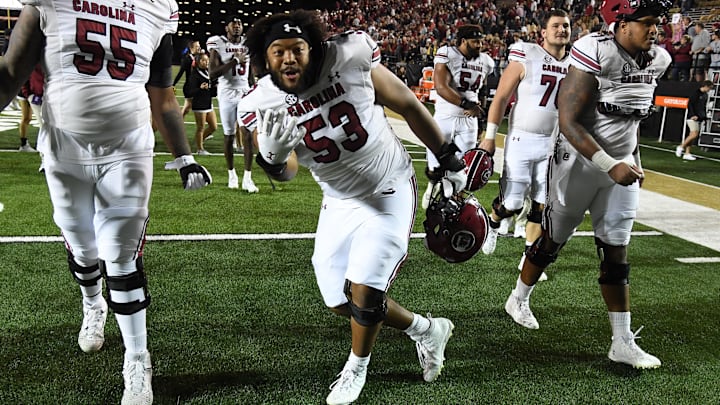 South Carolina football offensive lineman Vershon Lee