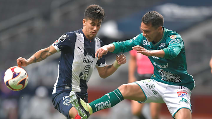 El argentino Matías Kranevitter (Rayados) y Osvaldo Rodríguez (León) en el Grita México 2021.