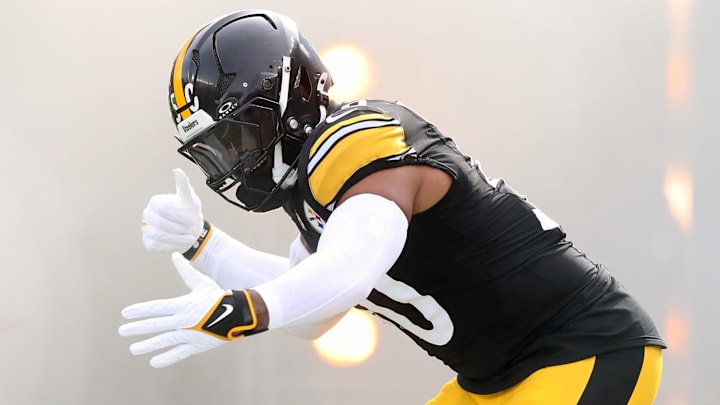 Nov 17, 2024; Pittsburgh, Pennsylvania, USA;  Pittsburgh Steelers linebacker Elandon Roberts (50) takes the field against  the Baltimore Ravens at Acrisure Stadium. Mandatory Credit: Charles LeClaire-Imagn Images