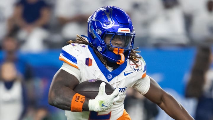Boise State running back Ashton Jeanty runs with the ball.