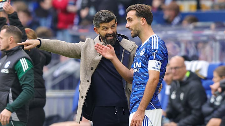 Miron Muslic im intensiven Austausch mit Kenan Karaman Miron Muslic im intensiven Austausch mit Kenan Karaman