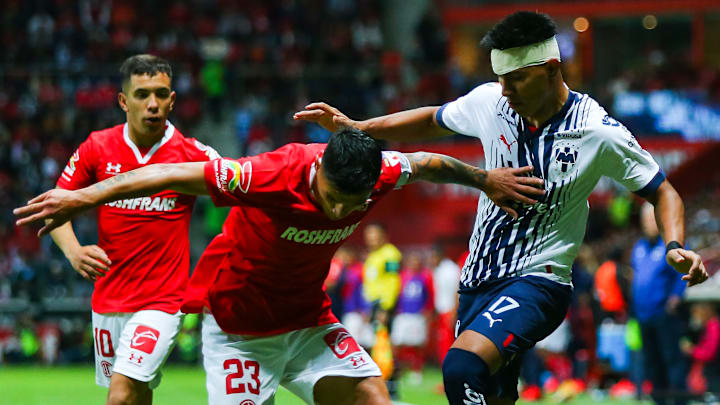 El chileno Claudio Baeza (Toluca) protege el esférico de Jesús Gallardo (Rayados).