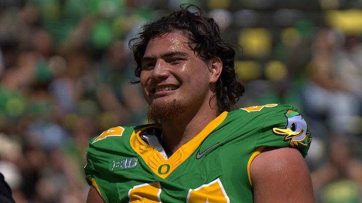 Oregon outside linebacker Teitum Tuioti