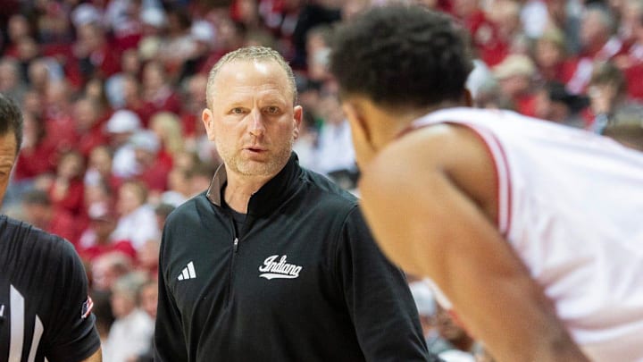 Indiana coach Darian DeVries talks with Nick Dorn (7) against Oregon at Simon Skjodt Assembly Hall on Monday, Feb. 9, 2026.