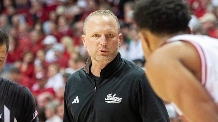 Indiana coach Darian DeVries talks with Nick Dorn (7) against Oregon  at Simon Skjodt Assembly Hall on Monday, Feb. 9, 2026.