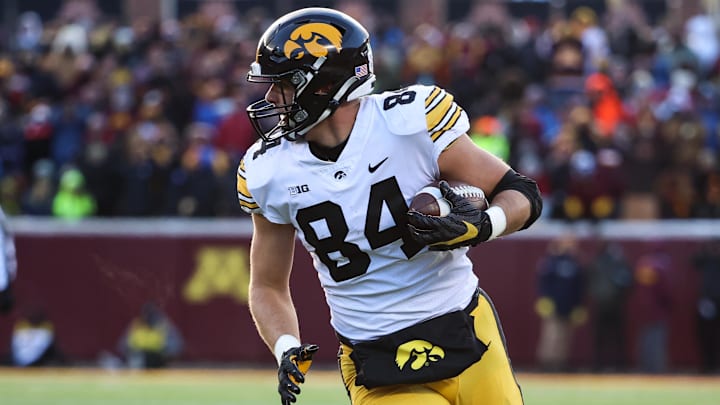 Nov 19, 2022; Minneapolis, Minnesota, USA; Iowa Hawkeyes tight end Sam LaPorta (84) runs with the ball against the Minnesota Golden Gophers during the first quarter at Huntington Bank Stadium. Mandatory Credit: Matt Krohn-Imagn Images