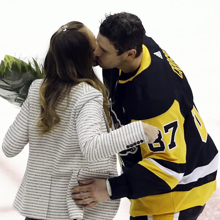 Pittsburgh Penguins center Sidney Crosby (87) embraces girlfriend Kathy Leutner