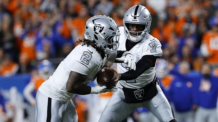 Nov 6, 2025; Denver, Colorado, USA; Las Vegas Raiders quarterback Geno Smith (7) hands the ball to running back Ashton Jeanty (2) during the first half at Empower Field at Mile High. Mandatory Credit: Isaiah J. Downing-Imagn Images Nov 6, 2025; Denver, Colorado, USA; Las Vegas Raiders quarterback Geno Smith (7) hands the ball to running back Ashton Jeanty (2) during the first half at Empower Field at Mile High. Mandatory Credit: Isaiah J. Downing-Imagn Images