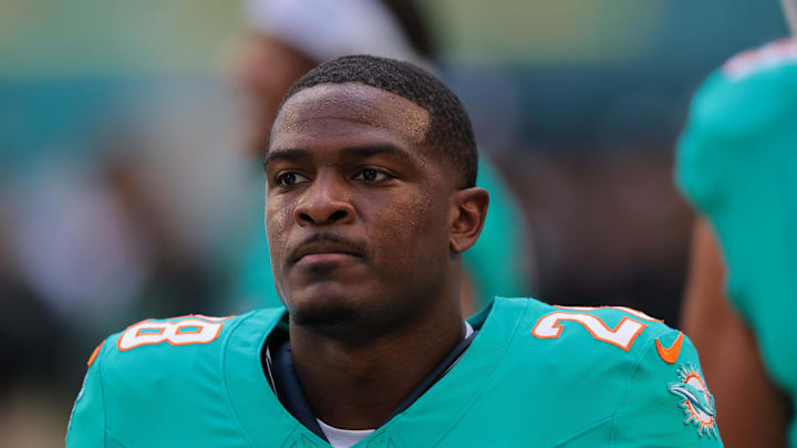 Miami Dolphins running back De'Von Achane warms up