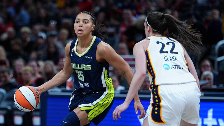 Caitlin Clark defends Azzi Fudd