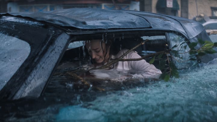 Phoebe Dynevor as Lisa in Thrash on Netflix