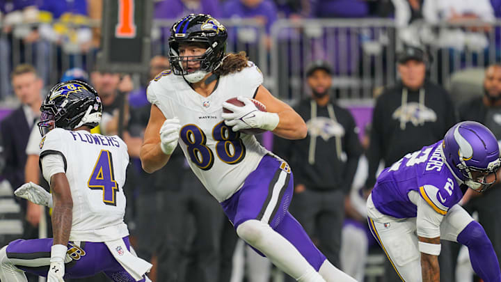 Charlie Kolar runs after the catch vs Vikings.