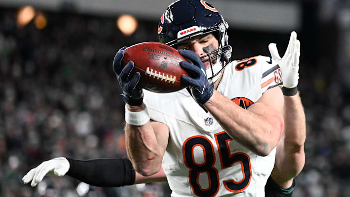 Nov 28, 2025; Philadelphia, Pennsylvania, USA; Chicago Bears tight end Cole Kmet (85) makes a reception for a touchdown against the Philadelphia Eagles during the fourth quarter of the game at Lincoln Financial Field.