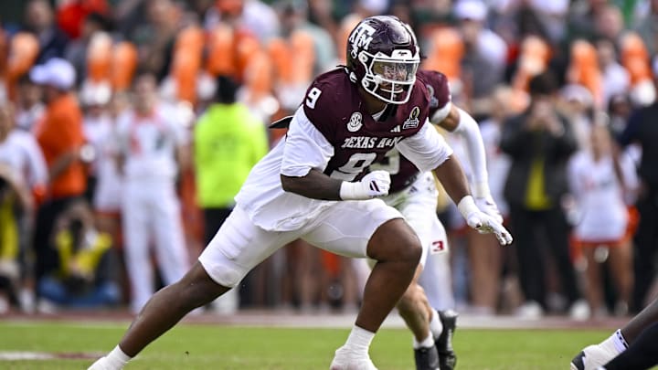 Cashius Howell gets after the quarterback.