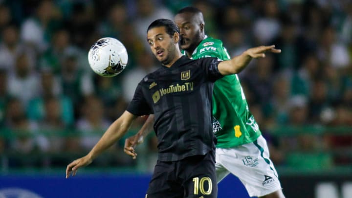 El mexicano Carlos Vela de LAFC y el colombiano Stiven Barreiro de León durante la Concachampions 2020.