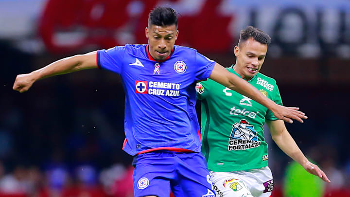 Ángel Sepúlveda de Cruz Azul y Osvaldo Rodríguez de León durante el Apertura 2023 de la Liga MX.