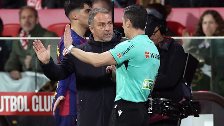 Hansi Flick im Gespräch mit dem Schiedsrichter