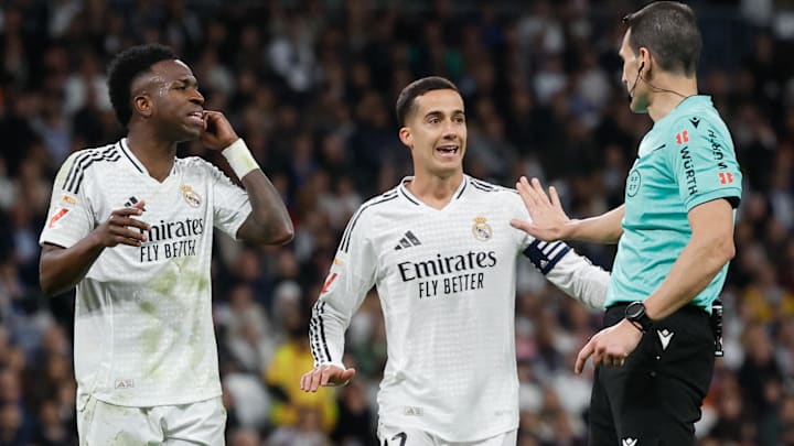 Vinicius et L. Vazquez face à l'arbitre de la Liga