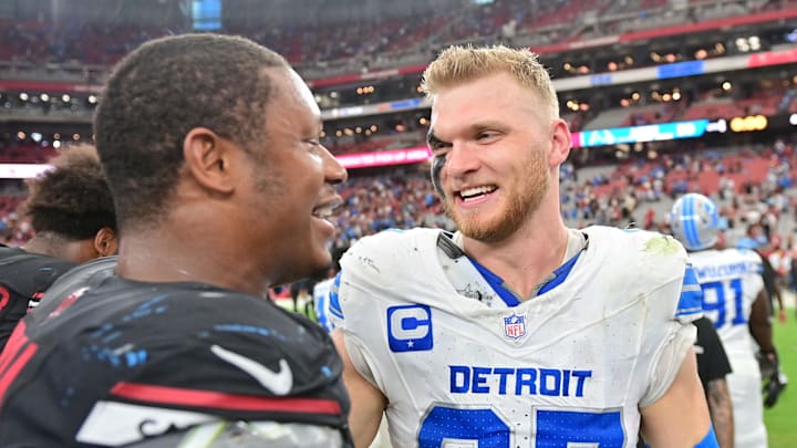 Detroit Lions defensive end Aidan Hutchinson (97) and Arizona Cardinals linebacker Julian Okwara (58) talk 