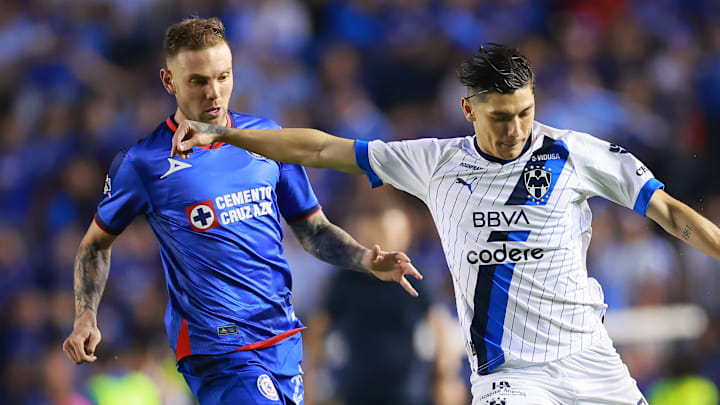 El argentino Carlos Rotondi de Cruz Azul y Gerardo Arteaga de Rayados durante el Clausura 2024