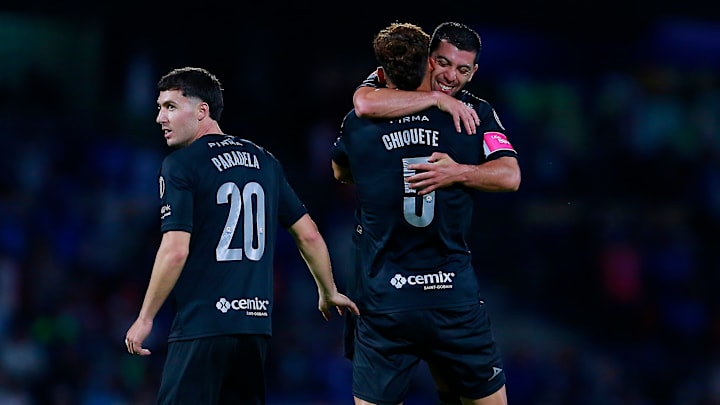 El argentino José Paradela, Chiquete Orozco y Erik Lira celebran